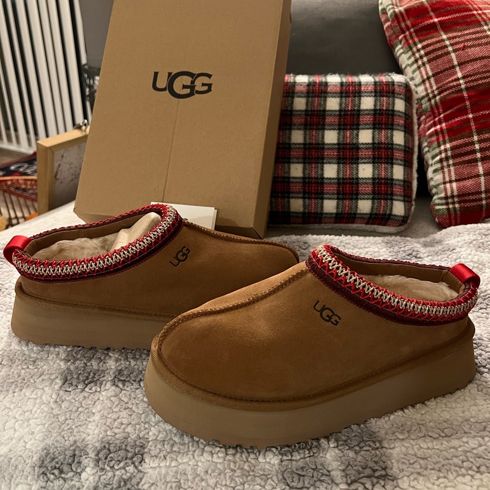 UGG TAZZ SLIPPERS SIZE 8